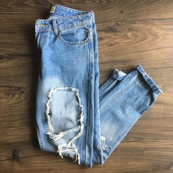 Boohoo ripped light denim boyfriend jeans 👖 - Picture 2 of 3